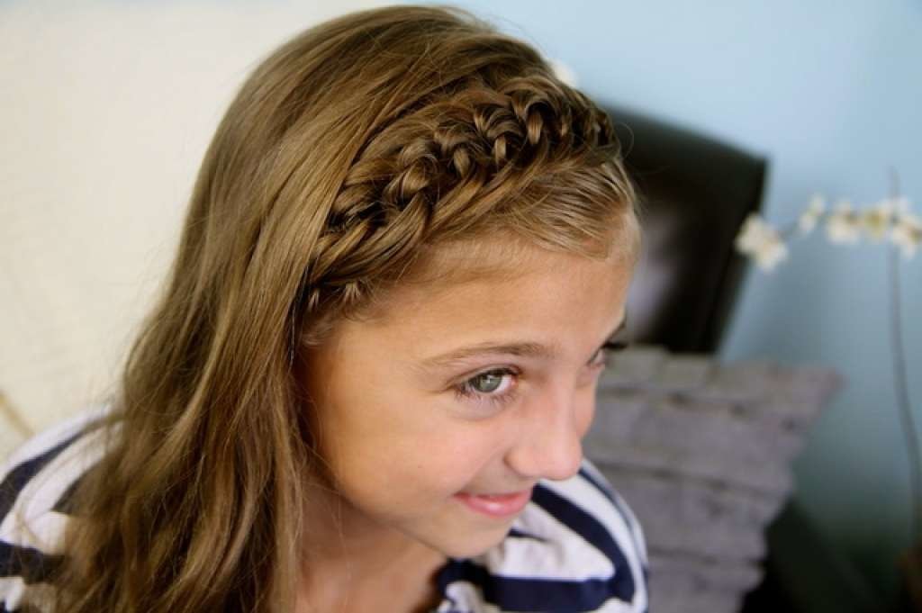 Прическа в школу 10 лет. Прически в школу. Прически для девочек. Причёски для девочек в школу. Причёски с косами для девочек.