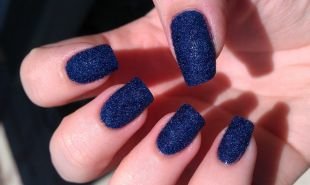 Дизайн гелевых ногтей, синий "бархатный" маникюр