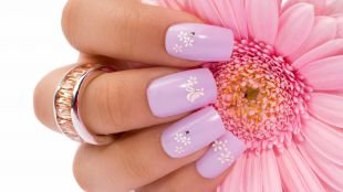 Дизайн ногтей со стразами, светло-фиолетовый маникюр с мелкими белыми цветочками