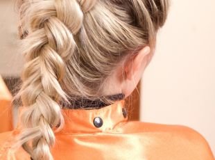 Пепельно русый цвет волос на длинные волосы, прическа на основе французской косы