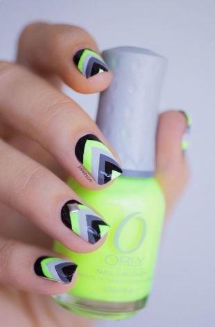 Дизайн ногтей акриловыми красками, маникюр с угловым узором на коротких ногтях