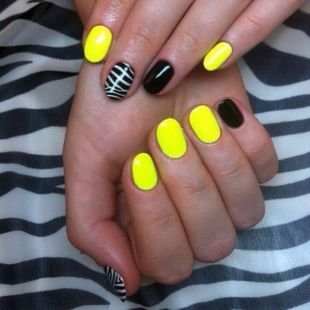 Черный дизайн ногтей, двухцветный маникюр в черно-желтой гамме с принтом зебры