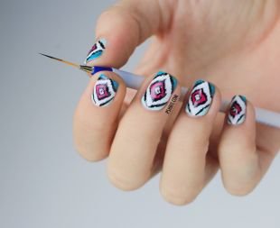 Интересные рисунки на ногтях, необычный маникюр с ромбовидным орнаментом на коротких ногтях