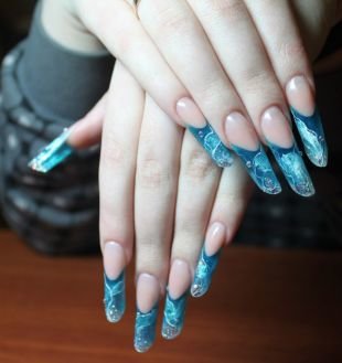 Синий маникюр, зимний маникюр на длинные ногти с камнями