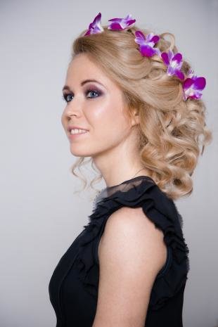 Цвет волос бежевый блондин на длинные волосы, праздничная прическа с цветами