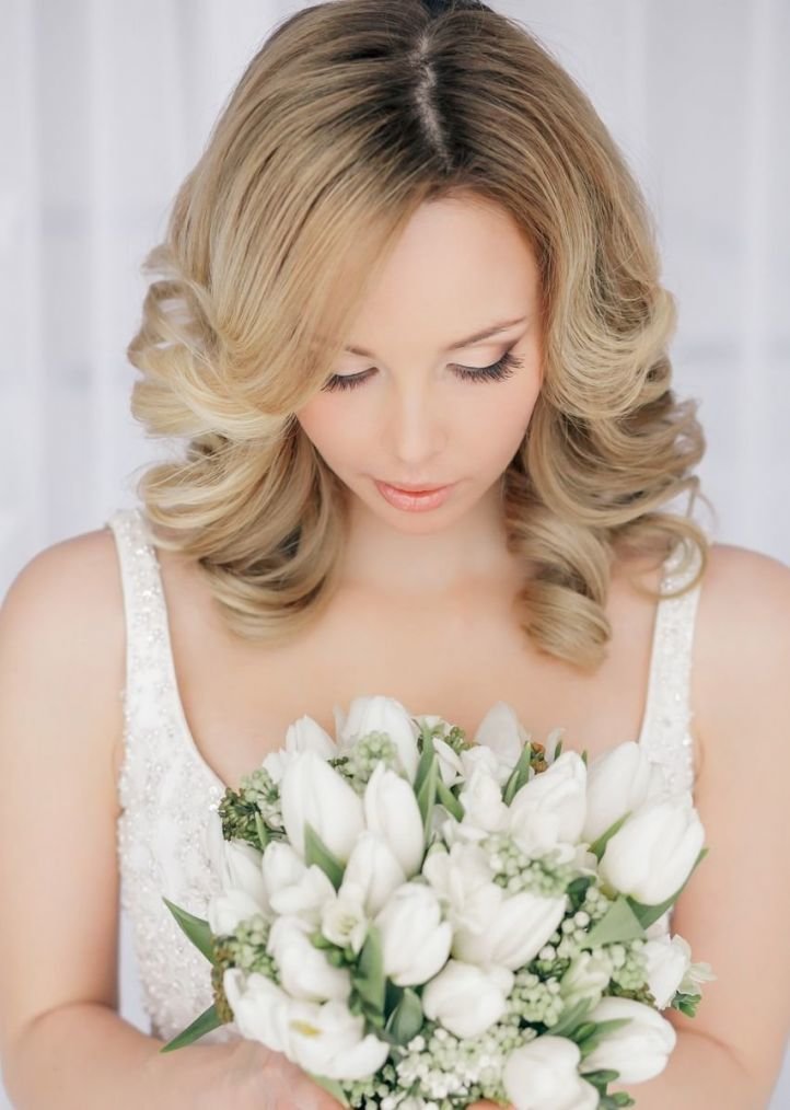 Свадебная прическа на средние волосы с распущенными волосами
